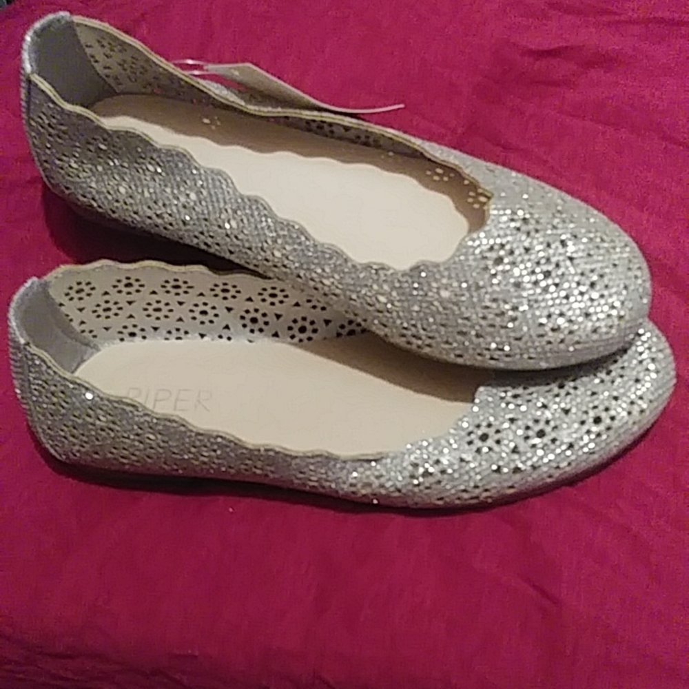 NEW! Piper Girls' size 4  "Jala 2" Cut Out Flats Silver Glittered NEW!